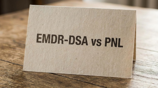 Carte posée sur une table en bois avec l’inscription : EMDR-DSA vs PNL
