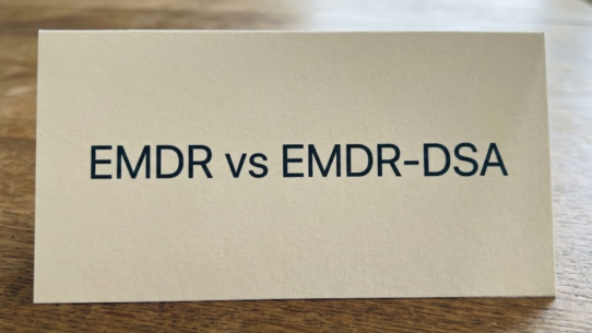 Carte en papier affichant “EMDR vs EMDR-DSA”, illustrant la comparaison entre l’EMDR classique et l’approche EMDR-DSA
