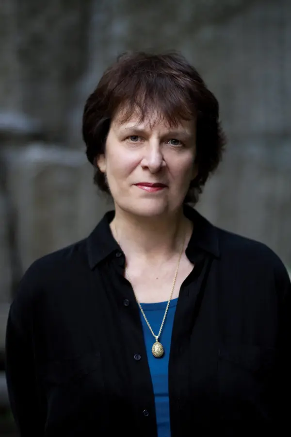 Portrait de Francine Shapiro portant un collier, photographiée dans un cadre sobre