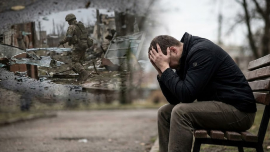 Illustration d’une personne assise sur un banc, la tête dans les mains, avec en arrière-plan une scène évoquant un événement traumatique