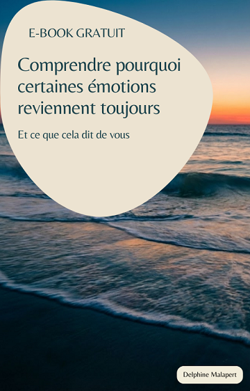 Couverture d’un e-book gratuit montrant une plage au coucher du soleil, avec des vagues douces arrivant sur le rivage. Sur une forme claire organique au premier plan, le texte indique : « E-book gratuit – Comprendre pourquoi certaines émotions reviennent toujours » puis en sous-titre « Et ce que cela dit de vous ». En bas à droite, le nom « Delphine Malapert ».