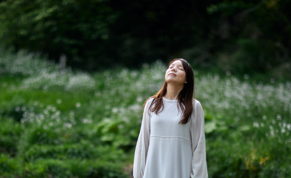 Personne pratiquant un exercice de respiration en pleine nature, illustration de la gestion du stress et de la régulation émotionnelle