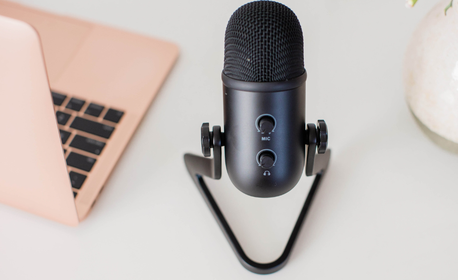 Microphone de podcast sur un bureau, illustration des podcasts EMDR, PNL et mieux-être de Delphine Malapert